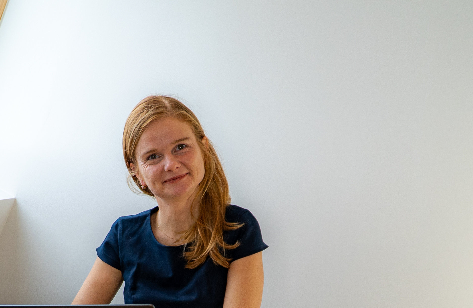 Maria Kulas réfléchit à sa méthode pour prendre de meilleures décisions devant son ordinateur